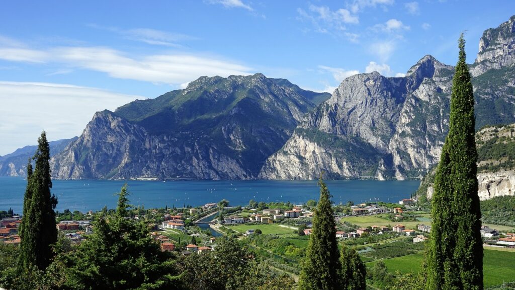 Lefay Resort Spa Lago di Garda mit Blick auf den Gardasee und Alpenlandschaft