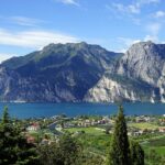 Lefay Resort Spa Lago di Garda mit Blick auf den Gardasee und Alpenlandschaft
